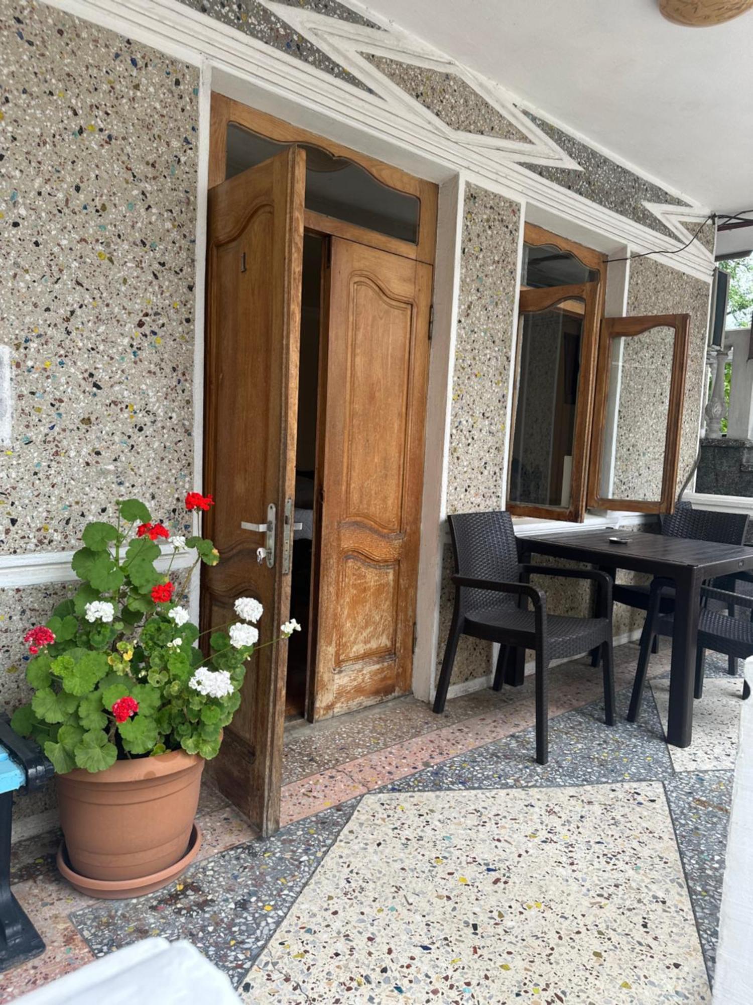 Linda Guest House Batumi Eksteriør billede